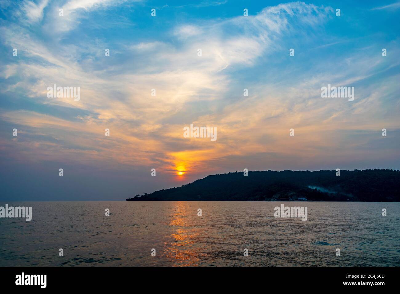 Ein wunderschöner Sonnenuntergang auf dem Meer von der M-Pai Bucht, Koh Rong Sanloem, Kambodscha Stockfoto