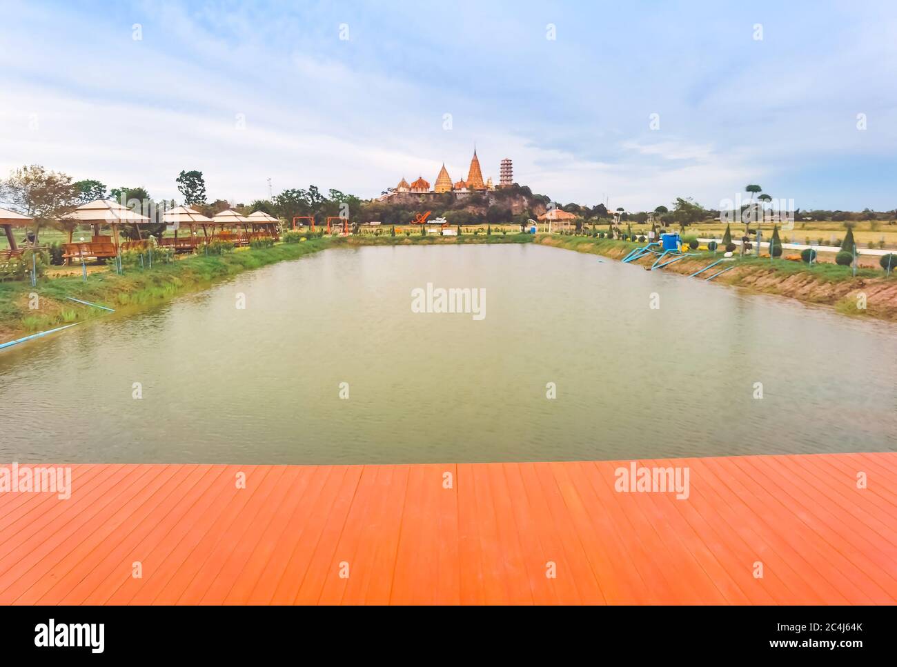 KANCHANABURI THAILAND - JUNI 26: Ein schöner Blick auf das Café und das neu geschaffene Essen mit dem berühmten Wat Tham Sua Tempel im Hintergrund bei Ana Stockfoto