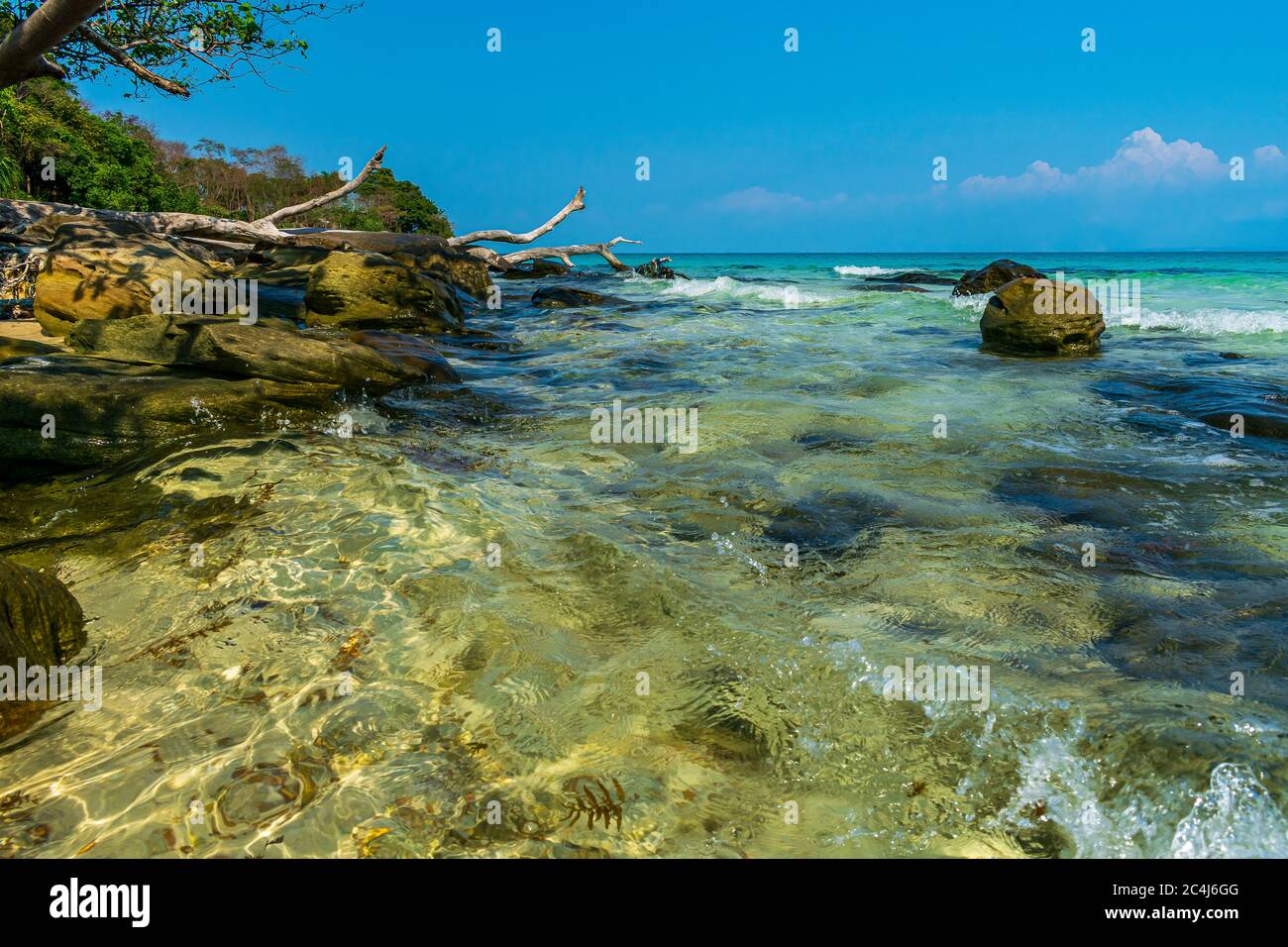 Coconut Beach, Koh Rong, Kambodscha- Feb, 2020 : ein schöner sonniger Tag am Strand am Coconut Beach, Koh Rong, Kambodscha Stockfoto