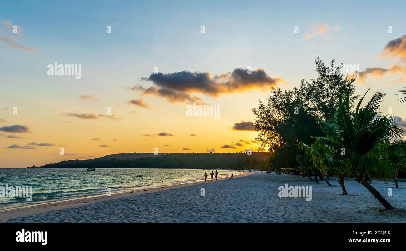 Long Set Beach, Koh Rong, Kambodscha- Feb, 2020 : ein wunderschöner Sonnenuntergang von Long Set Beach, Koh Rong, Kambodscha Stockfoto