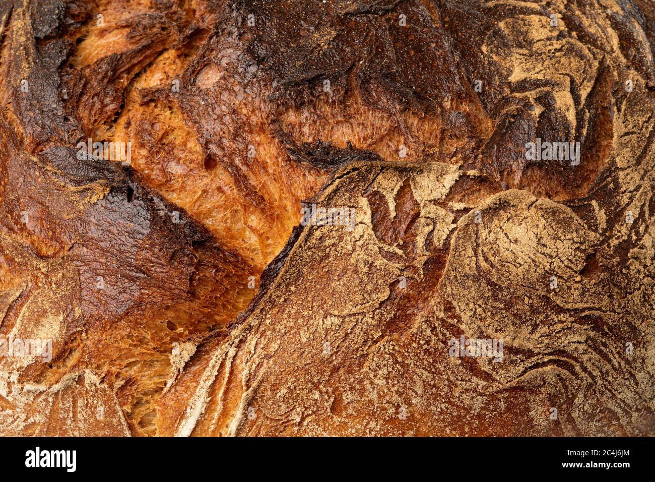 Kruste eines frisch gebackenen deutschen Bauern Brot schließen Vollbild Stockfoto