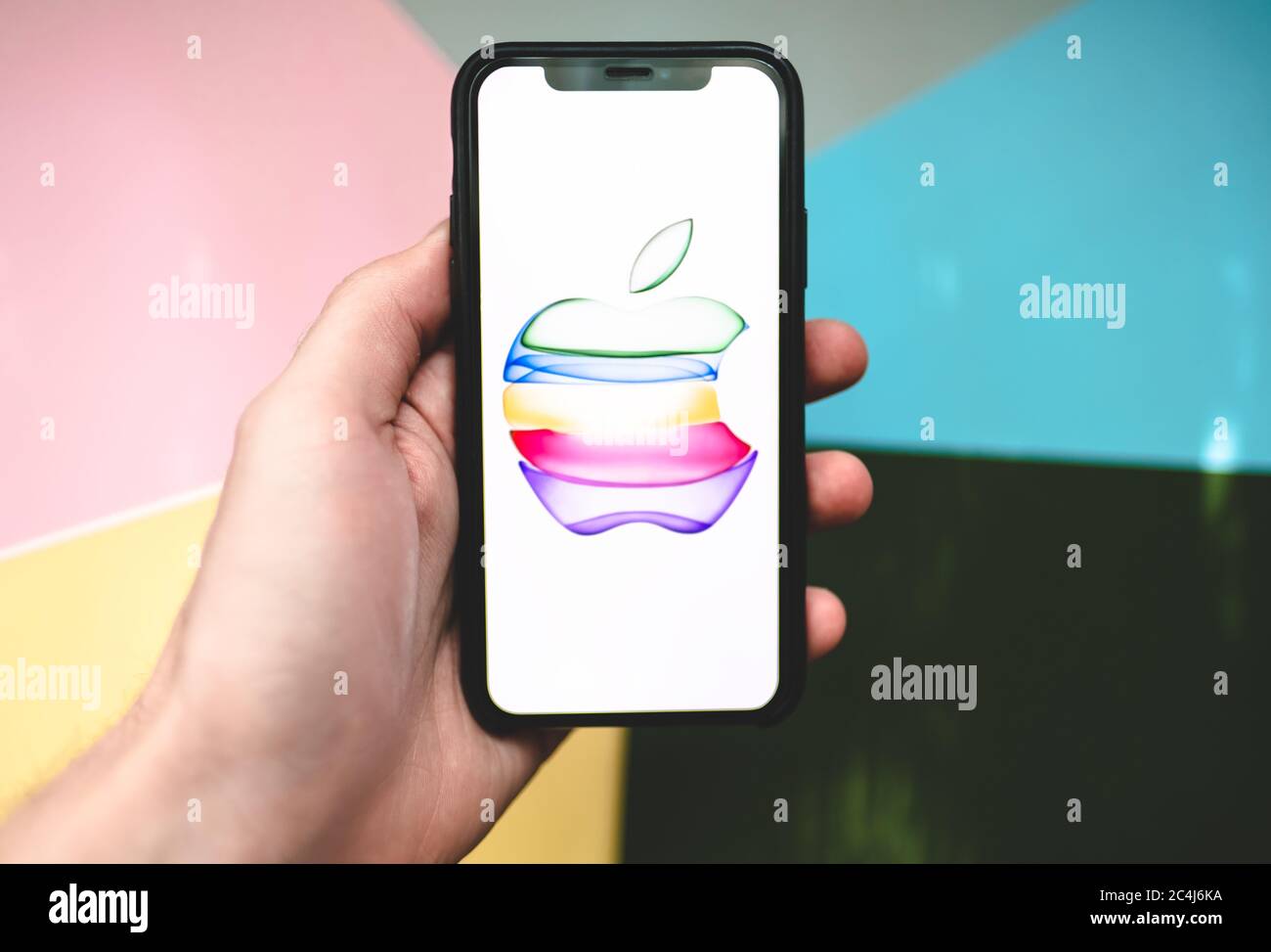 Hand hält iPhone X mit Apple Special Event Logo 2019 auf dem Bildschirm. Stockfoto