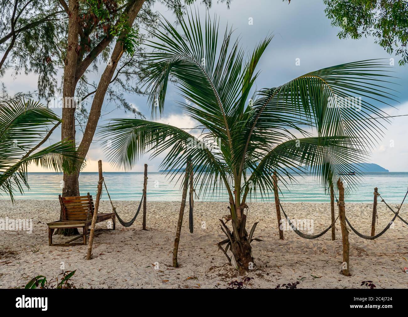 Reihen von Hängematten am Strand mit Blick auf das Meer an Reihen von Hängematten am Strand mit Blick auf das Meer am Long Set Beach, Koh Rong, Kambodscha Stockfoto