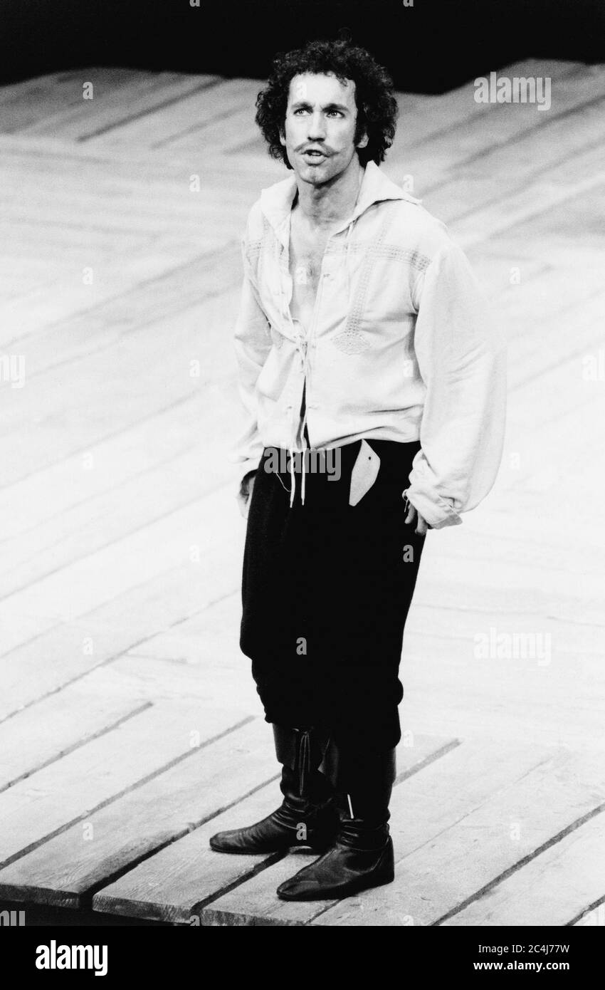 Simon Callow (Orlando) in AS YOU LIKE IT von Shakespeare im Olivier Theater, National Theatre (NT), London SE1 01/08/1979 Bühnenbild: Hayden Griffin Kostüme: Peter J Hall Beleuchtung: Andy Phillips Kämpfe: William Hobbs Regie: John Dexter Stockfoto