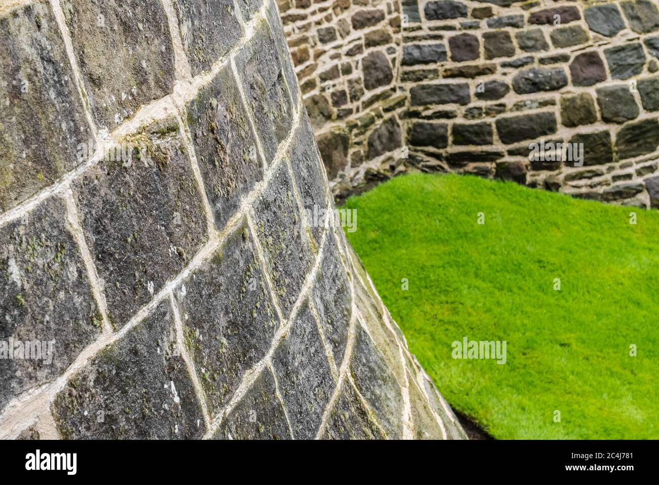 Detailansicht eines kürzlich renovierten historischen Gebäudes mit neuem Mauerwerk und Zeigepointing. Stockfoto