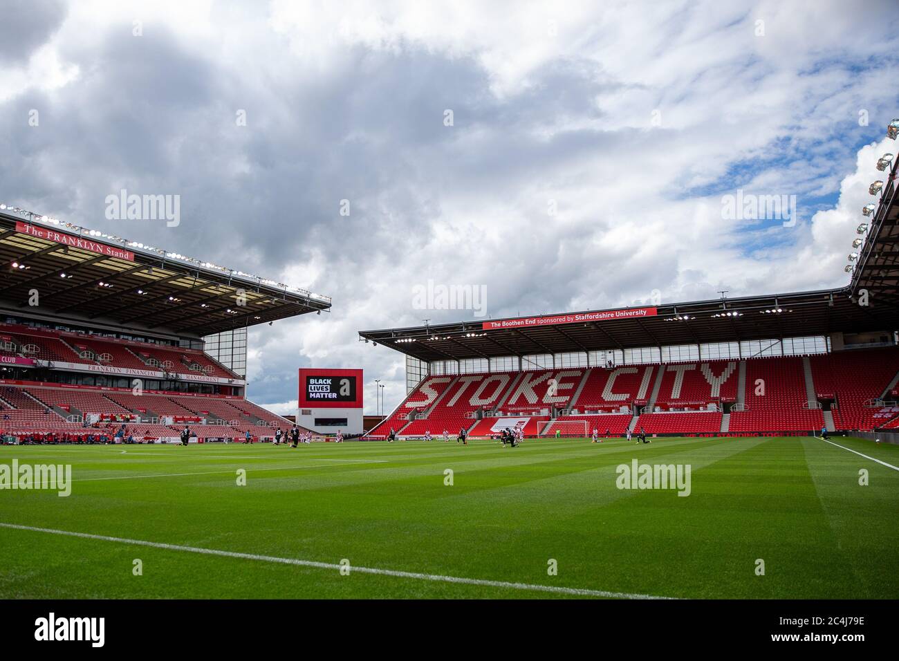 27. Juni 2020; bet365 Stadium, Stoke, Staffordshire, England; English Championship Football, Stoke City gegen Middlesbrough; Spieler machen ein Knie für BLM vor dem Start Stockfoto