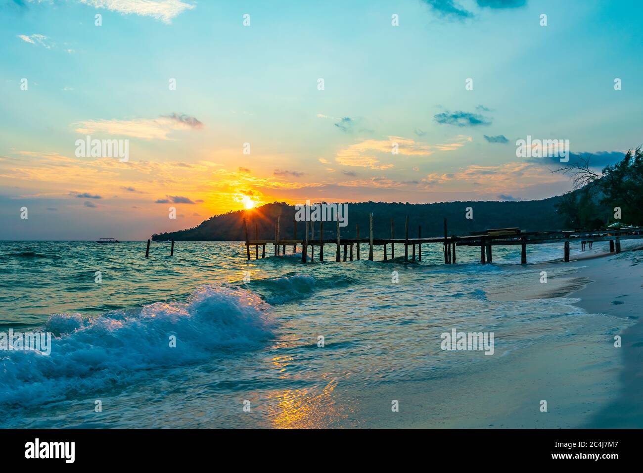 Sok San Beach, Koh Rong, Kambodscha- Feb, 2020 : ein hölzerner Pier und ein wunderschöner Sonnenuntergang vom Sok San Beach, Koh Rong, Kambodscha Stockfoto