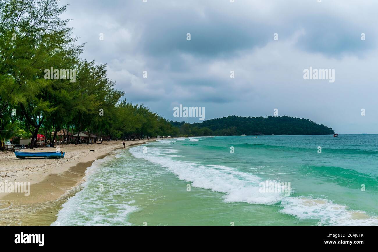 Long Set Beach, Koh Rong, Kambodscha- Feb, 2020 : ein Blick auf einige Boote und ein Volleyballnetz am Strand am Long Set Beach, Koh Rong, Kambodscha Stockfoto