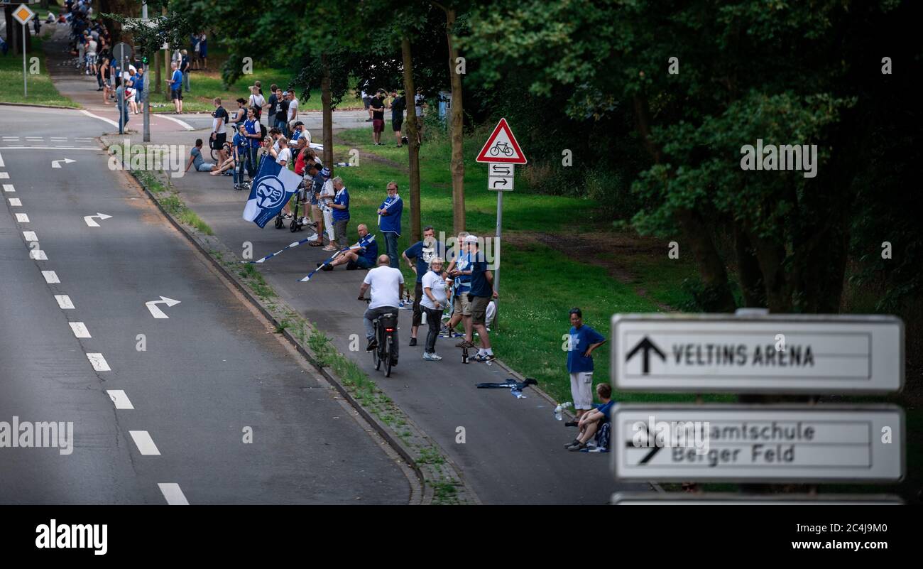 Gelsenkirchen, Deutschland. Juni 2020. Zeitgleich mit dem letzten Spiel der Saison der FC Schalke 04 zeigten sich Fans des Bundesligavereins in der heimischen Veltins-Arena. Unter dem Motto "Schalke ist kein Schlachthof - gegen die Zerstückelung unseres Vereins" wollten die Fans auf Missstände und unerwünschte Entwicklungen im Verein und in der Fleischgesellschaft des Aufsichtsratsvorsitzenden Clemens Tönnies aufmerksam machen. Quelle: Fabian Strauch/dpa/Alamy Live News Stockfoto