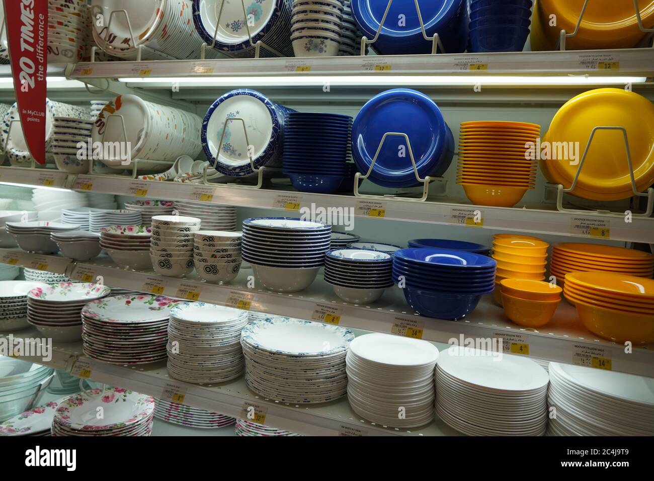 Geschirr und Schalen gestapelt für Verkauf in EINEM Shop . Verschiedene Auswahl Von Platten Im Verkauf Vor Dem Shop. Die Auswahl Hat Unterschiedliche Preise. Sorten Stockfoto