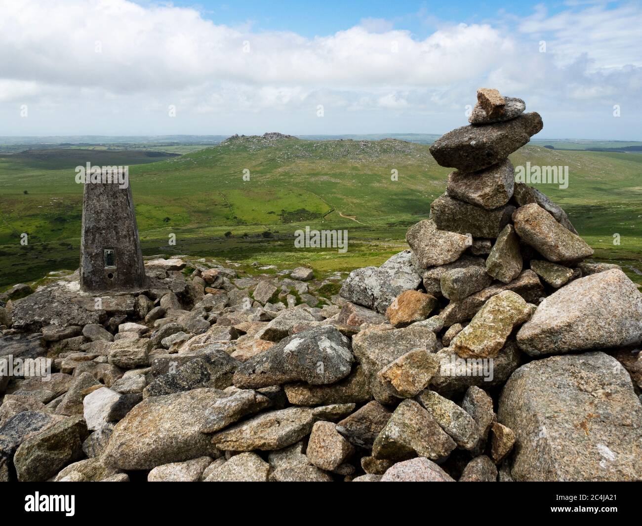 Trig Point und Cairn auf dem Gipfel von Brown Willy, dem höchsten Punkt in Cornwall mit Roughtor dahinter, dem 2cd höchsten Punkt in Cornwall, Bodmin Moor, Co Stockfoto