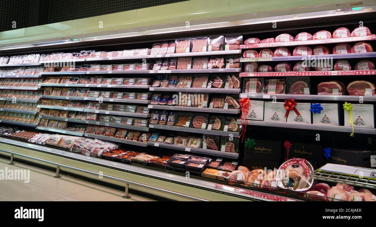 Fleisch, Supermarkt, Metzger. Päckchen Fleisch Im Supermarkt. Fleischgang Im Supermarkt. Abgepacktes Fleisch In Supermarkt Kühlteil. Speck, Stockfoto