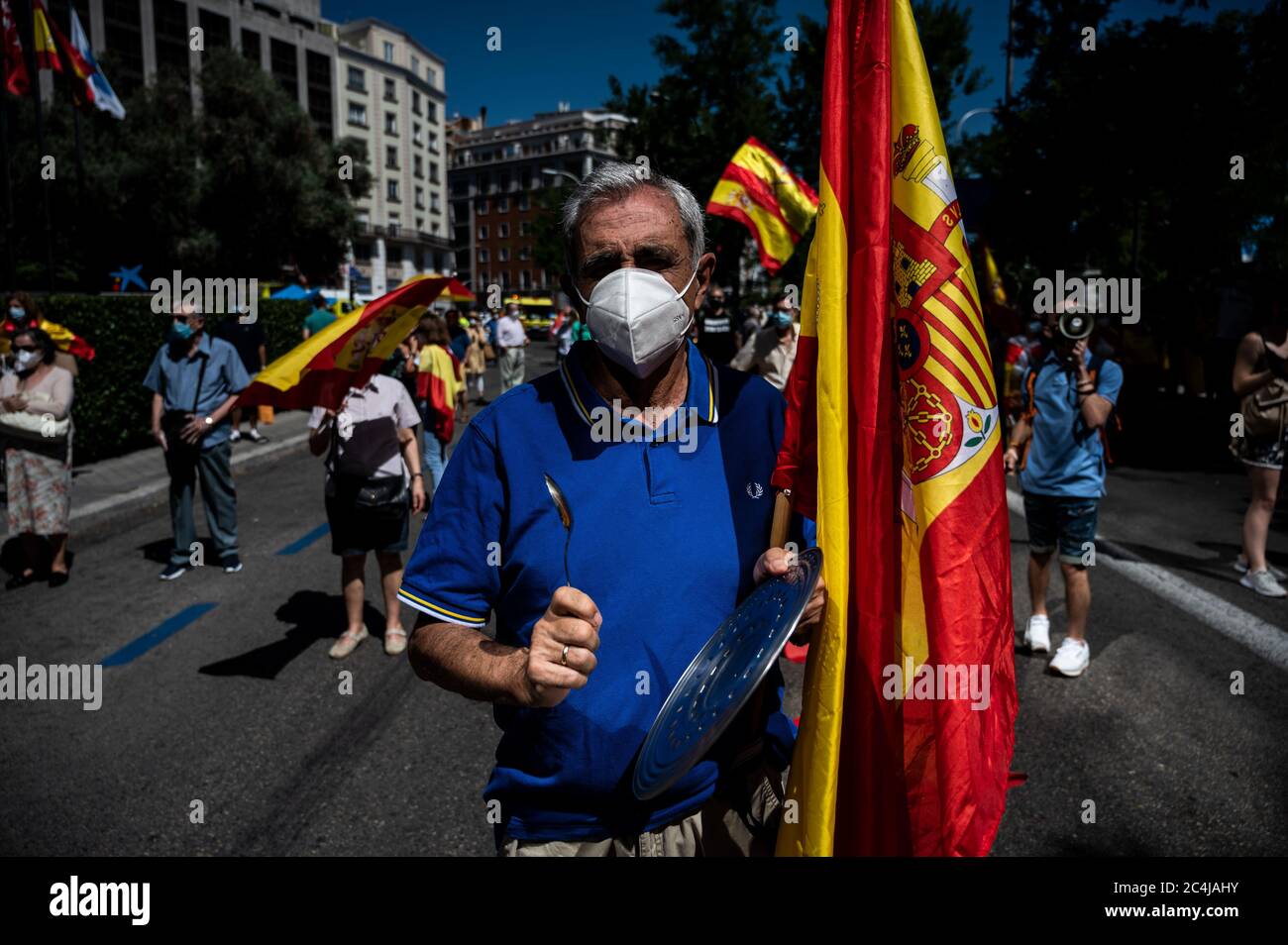 Madrid, Spanien. Juni 2020. Ein Mann, der Lärm macht, der während eines Protestes gegen den Rücktritt von Premierminister Pedro Sanchez und gegen die Regierung, die die Gesundheitskrise aufgrund des Coronavirus (COVID-19) bewältigt, auf einen Deckel klopft. Quelle: Marcos del Mazo/Alamy Live News Stockfoto