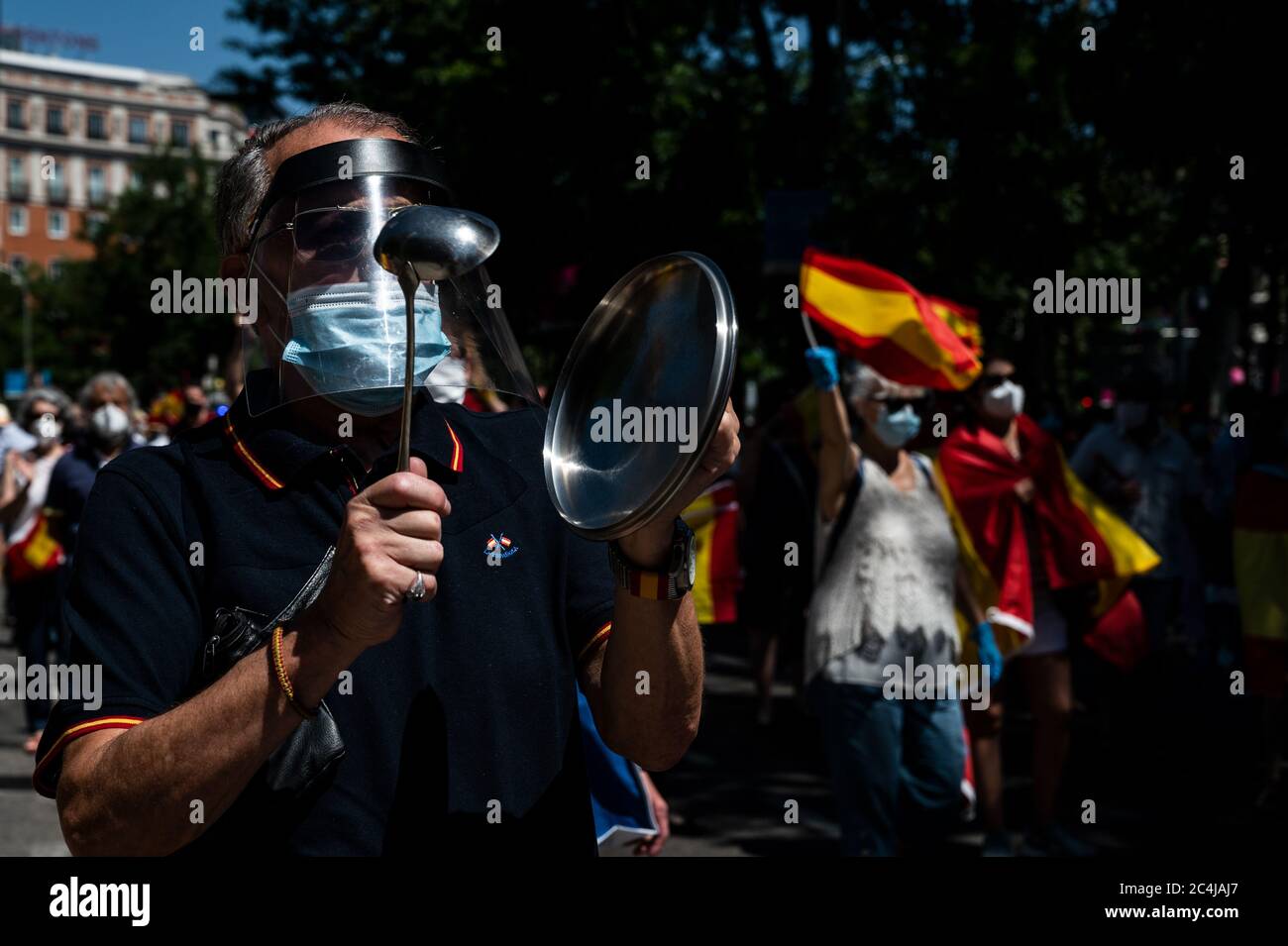 Madrid, Spanien. Juni 2020. Ein Mann, der Lärm macht, der während eines Protestes auf einen Deckel klopft, um den Rücktritt von Premierminister Pedro Sanchez zu fordern und gegen die Regierungsführung der Gesundheitskrise wegen des Coronavirus (COVID-19) zu protestieren. Quelle: Marcos del Mazo/Alamy Live News Stockfoto