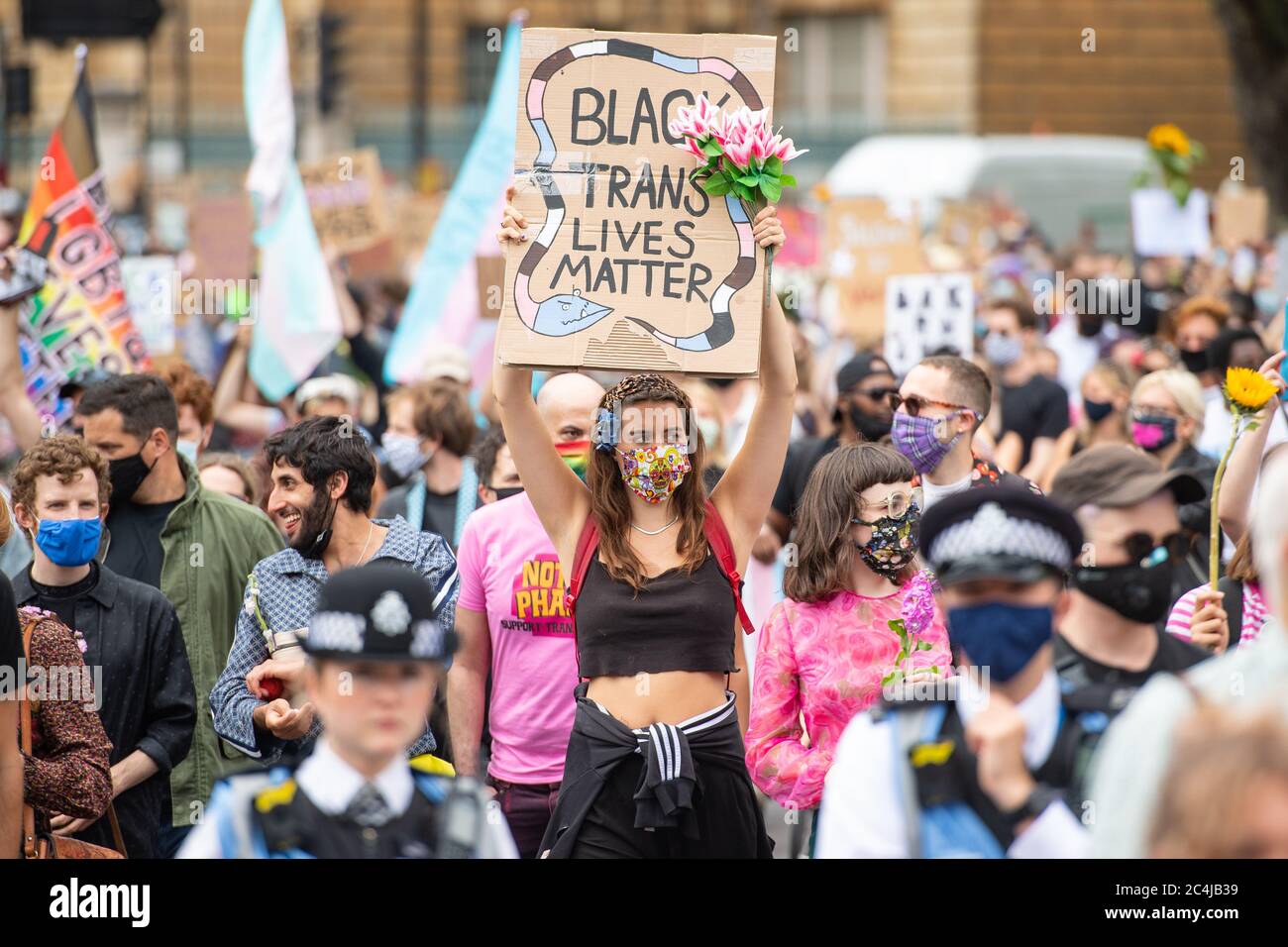 Menschen nehmen an einem Black Trans Lives Matter marsch vom Hyde Park, London, Teil, an dem Tag, an dem Pride in London stattfinden sollte, nachdem eine Reihe von Black Lives Matter Protesten in ganz Großbritannien stattfanden. Stockfoto