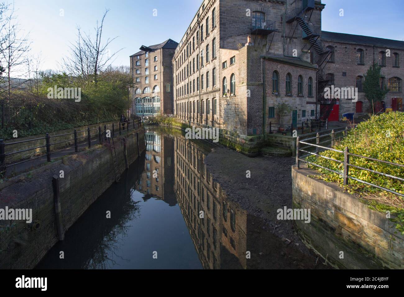 Altes umgebautes Lagerhaus, das sich auf den Fluss in der Gegend von Ouseburn von Newcastle upon Tyne spiegelte Stockfoto