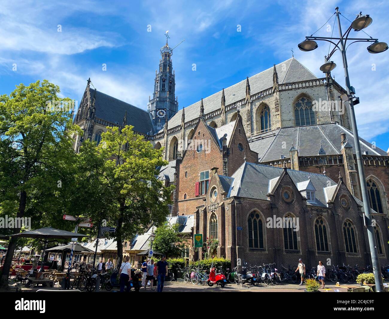 Haarlem, Niederlande - Juni 26. 2020: Blick auf die Kathedrale (Grote Kerk oder St. Bavokerk) im Sommer gegen blauen Himmel Stockfoto