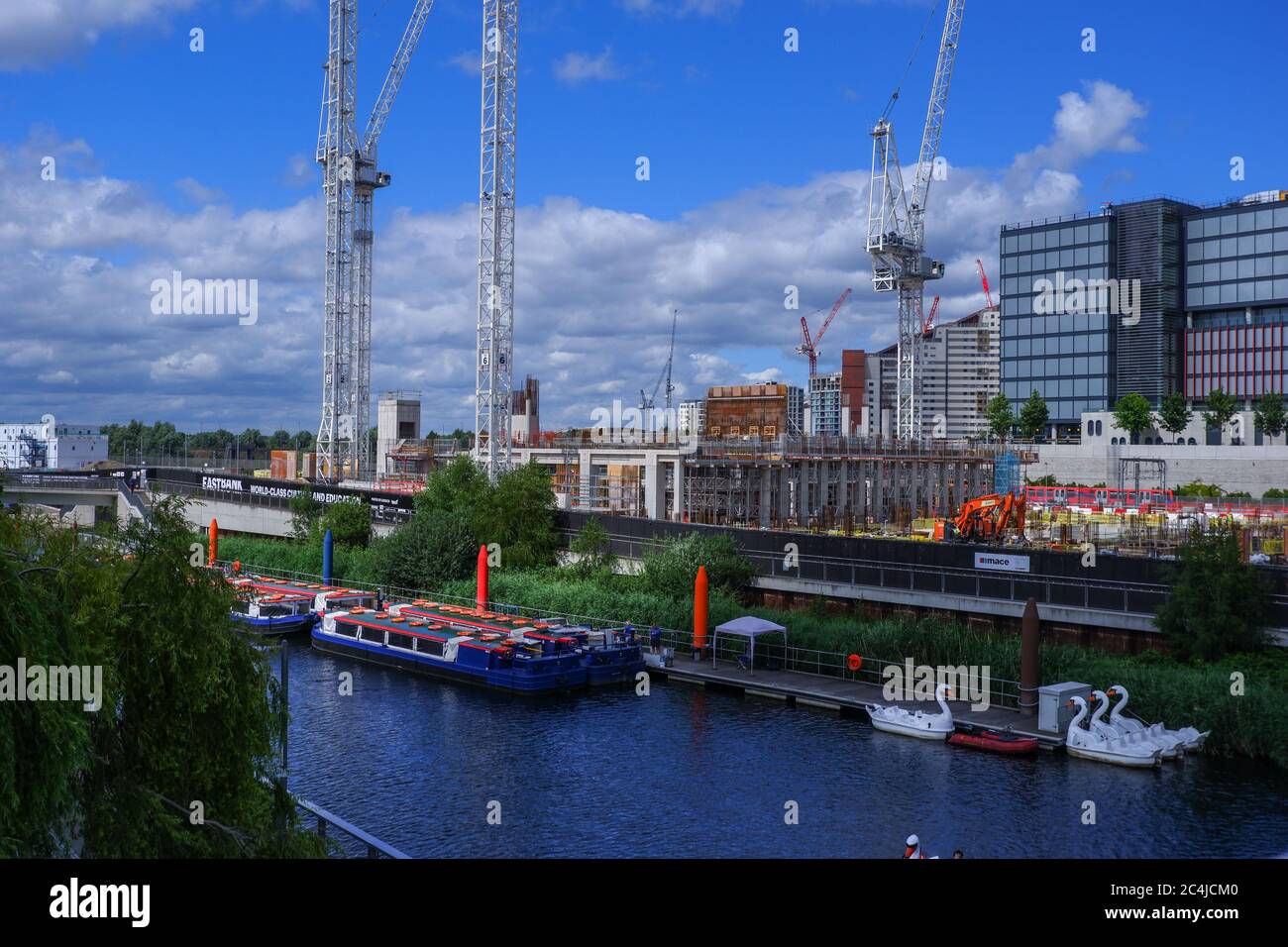 London, England – 2020 : Baustelle East Bank/ Stratford Waterfront Queen Elizabeth Olympic Park Stockfoto