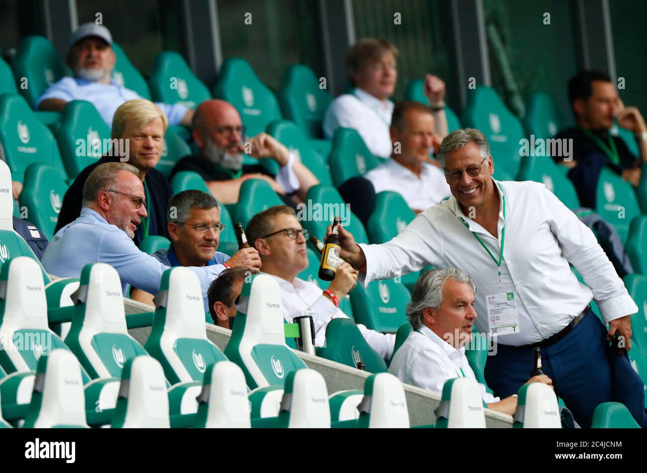 27. Juni 2020, Bayern, Wolfsburg: Fußball: Bundesliga, 34. Spieltag, VfL Wolfsburg - FC Bayern München, in der Volkswagen Arena. Herbert Haine (3. V.l.), Präsident des FC Bayern, Oliver Kahn (2. V.l.), ehemaliger Bayern-Torwart, und Karl-Heinz Rummenigge (l.), Vorsitzender des Vorstandes des FC Bayern, trinken ein Bier auf den Tribünen. Foto: Kai Pfaffenbach/Reuters-Pool/dpa - WICHTIGER HINWEIS: Gemäß den Vorschriften der DFL Deutsche Fußball Liga und des DFB Deutscher Fußball-Bund ist es verboten, im Stadion und/oder aus dem Spiel fotografierte Ausnutzung oder Ausbeutung zu machen Stockfoto