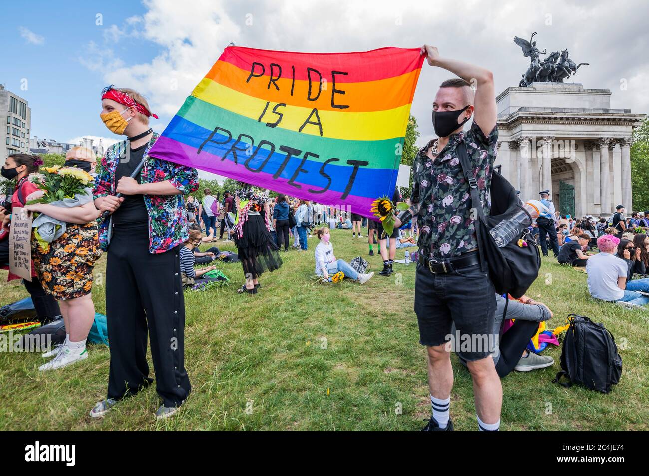 London, Großbritannien. Juni 2020. London Trans Pride friedlicher Protest für Black Trans lebt Angelegenheit. Der marsch war eine Demonstration gegen die von der Regierung vorgeschlagene transphobische Gesetzgebung, eine Erinnerung an verlorene Leben der Schwarzen Trans und eine Feier der Schwarzen Trans-Gemeinschaft. Schwarze Leben Angelegenheit Demonstranten reagieren auf den Tod von George Floyd, in Minneapolis. Die Lockerung der „Sperre“ für den Coronavirus (Covid 19) Ausbruch in London geht weiter. Kredit: Guy Bell/Alamy Live Nachrichten Stockfoto