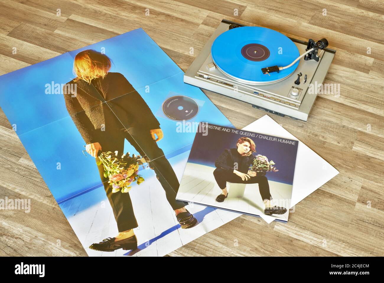 VILNIUS, LITAUEN - 2015: Christine und die Queens Vinyl-Platte Chaleur humaine Album, Plattenspieler mit Vinyl auf Holzboden. Stockfoto