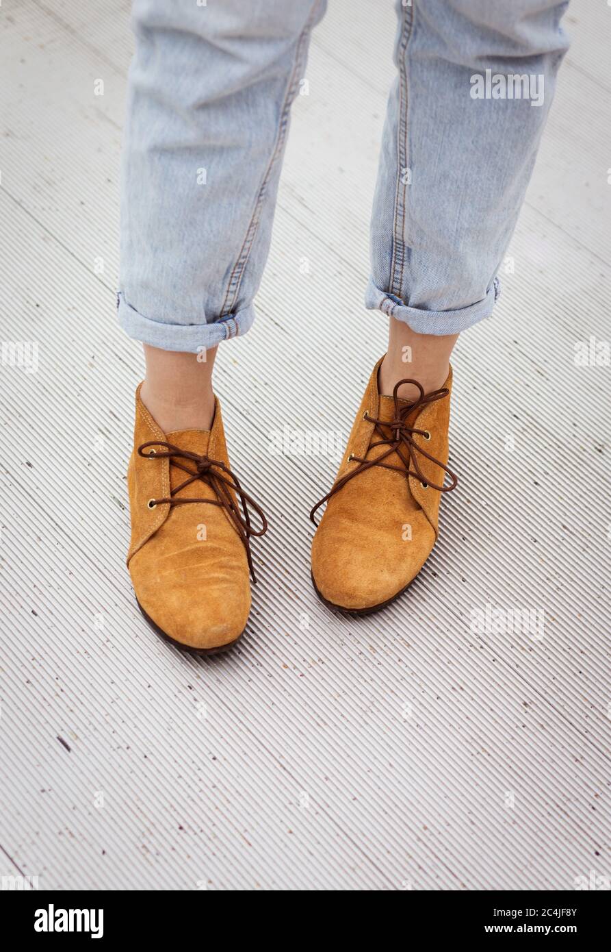 Frauenbeine in braunen Schuhen Stockfoto