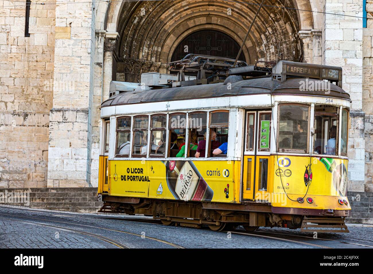 Portugal Lissabon - die charakteristischen Straßenbahnen von Lissabon sind ein integraler Bestandteil des öffentlichen Nahverkehrs der Stadt Stockfoto