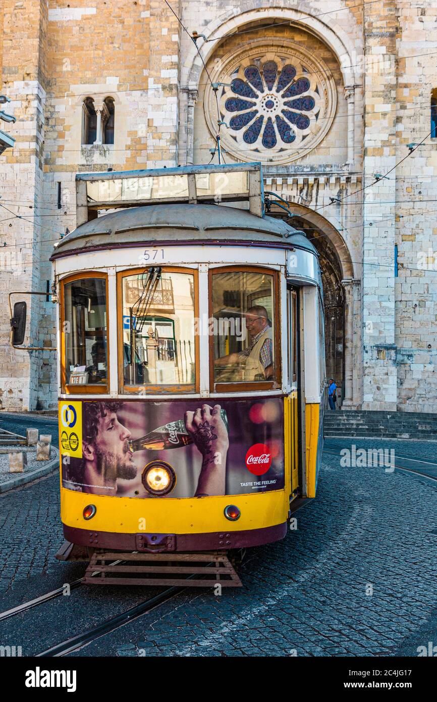 Portugal Lissabon - die charakteristischen Straßenbahnen von Lissabon sind ein integraler Bestandteil des öffentlichen Nahverkehrs der Stadt Stockfoto