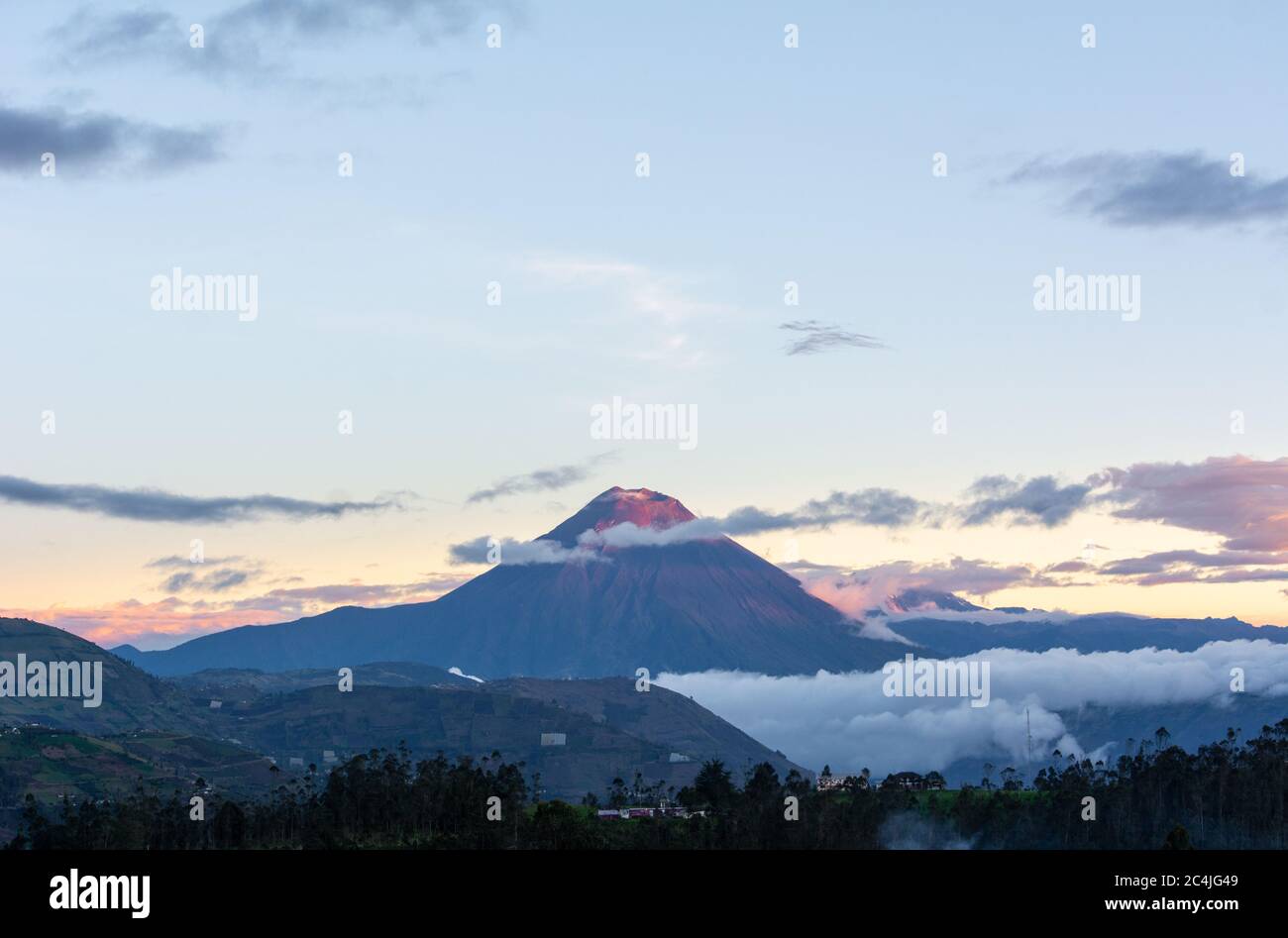 Der Vulkan Tungurahua befindet sich in Ecuador Stockfoto