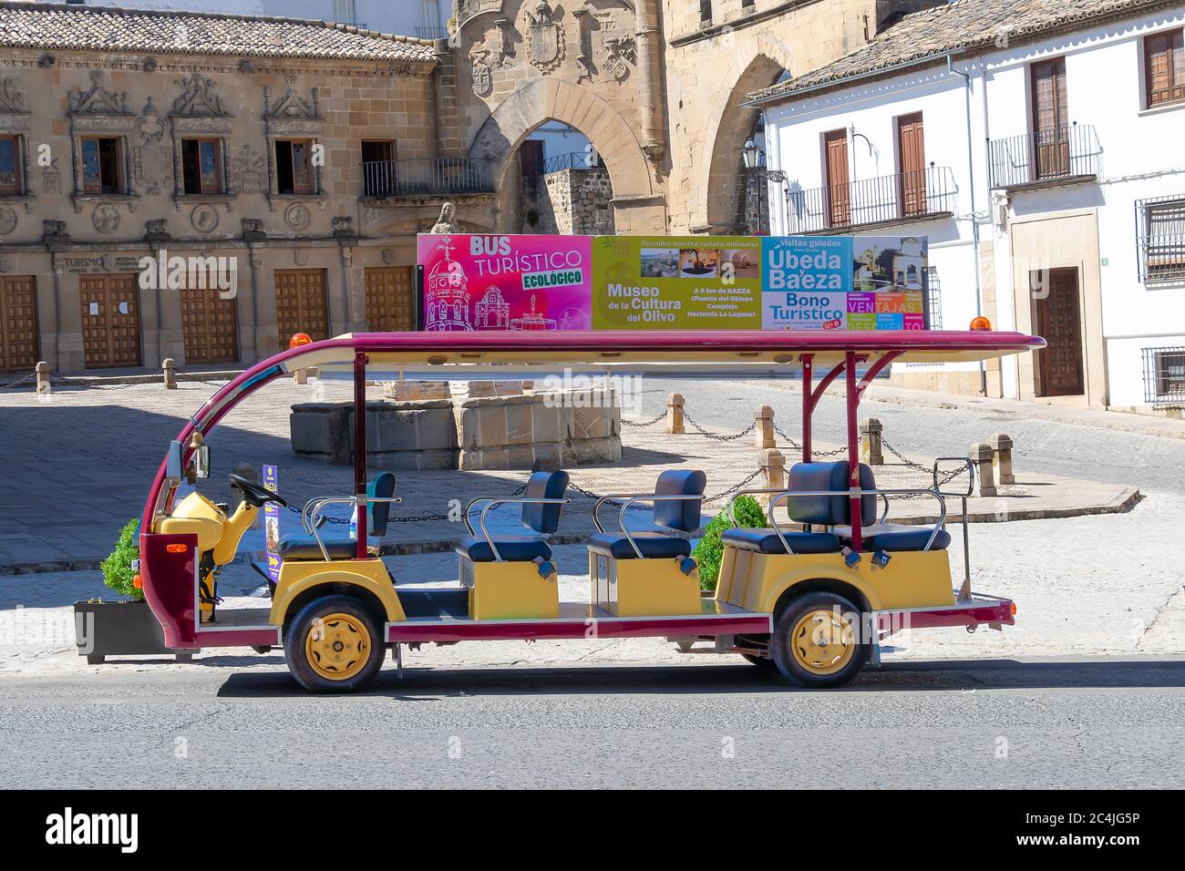 Baeza, Jaen, Spanien - 20. Juni 2020: Touristen Elektrischer Minibus auf dem Platz von Populo (Plaza del Populo), Baeza am Sommertag, ökologischer Transport Stockfoto