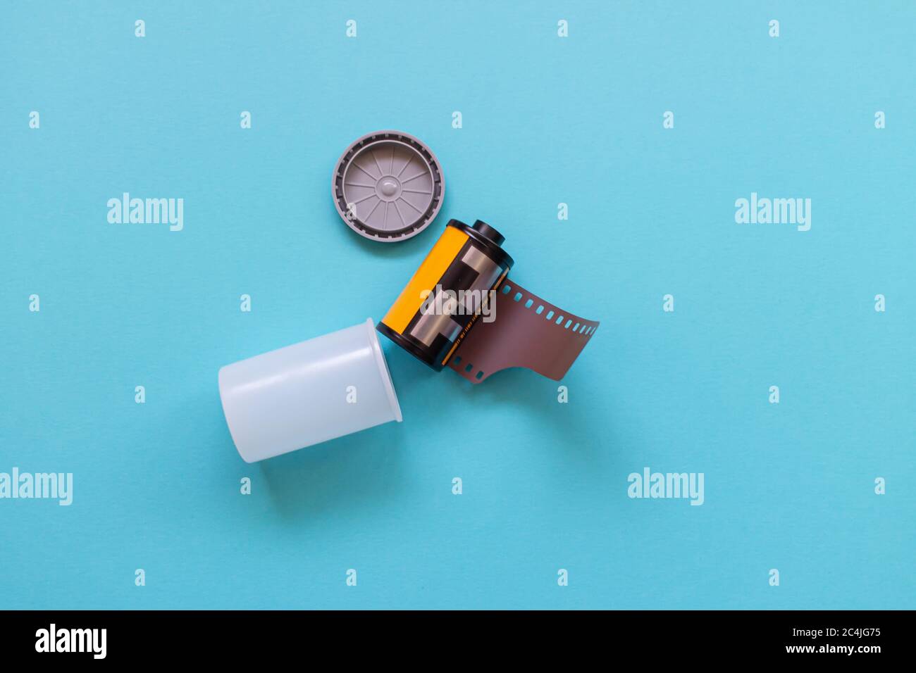 Kamerafilm isoliert auf blauem Hintergrund. Stockfoto