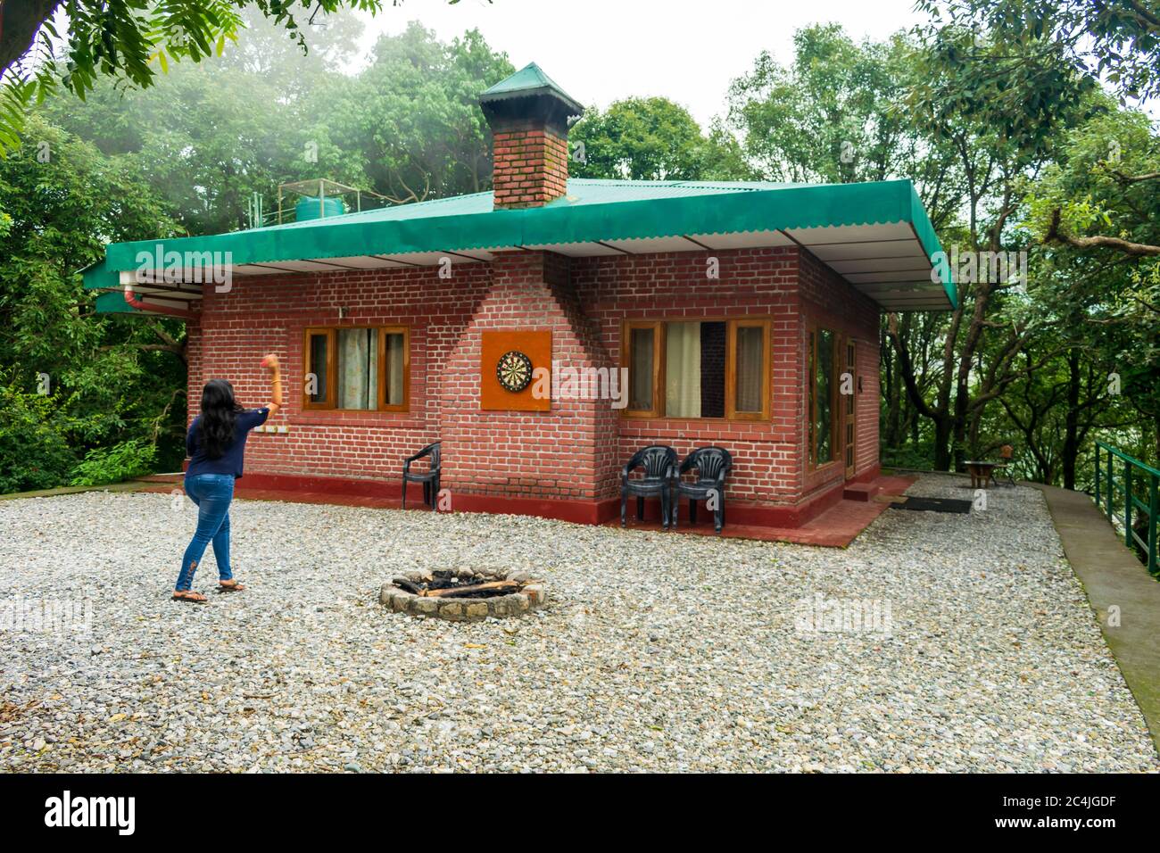 Landour, Uttarakhand, Indien; 21-Jul-2019; ein Mädchen spielt Darts im Hof; Mussoorie, Uttarakhand, Indien Stockfoto