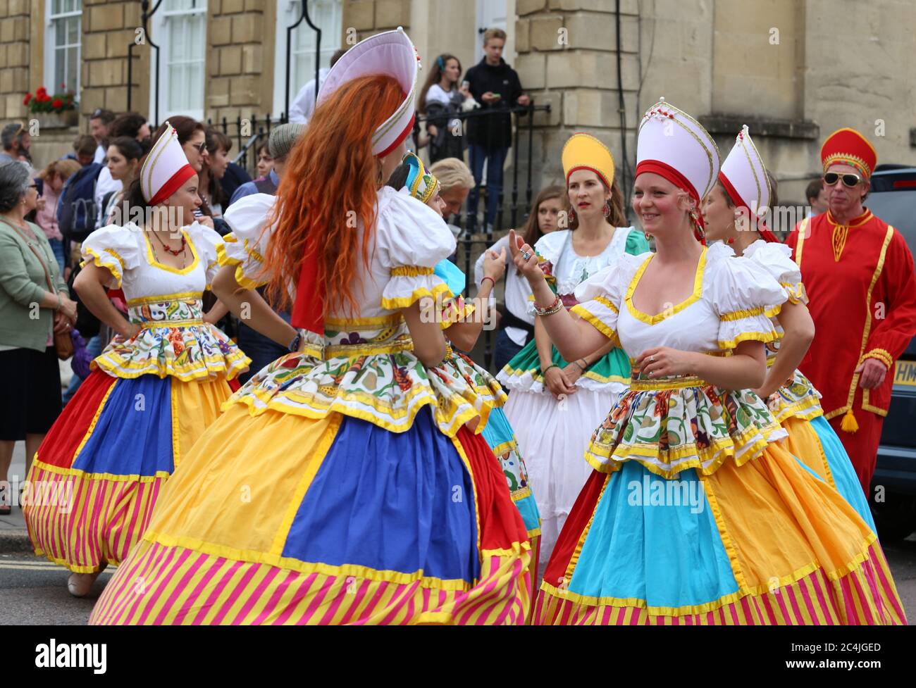 Afon Sistema Gruppentänzer treten in traditioneller Kleidung in Bath Carnival, Somerset, England, Vereinigtes Königreich auf.15. Juli 2017 Stockfoto