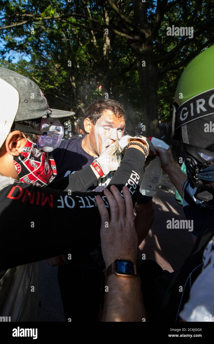 Unter Tränengas leidet ein DC-Protestor erhält Hilfe Stockfoto