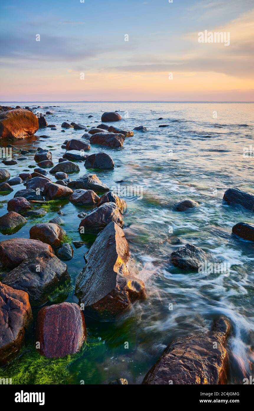 Seascape mit Felsen im Wasser bei Sonnenuntergang. Stockfoto