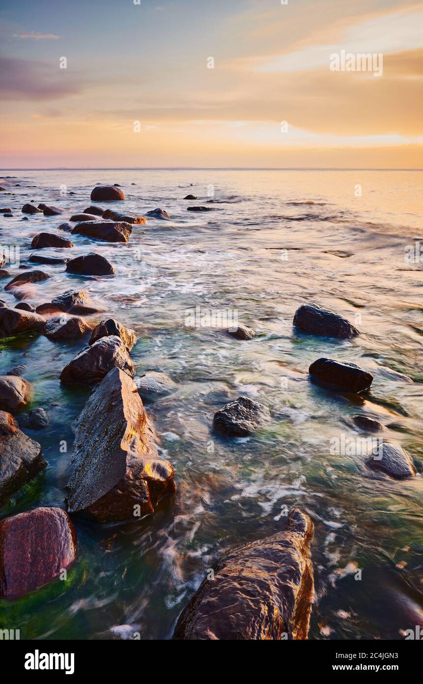 Seascape mit Felsen im Wasser bei Sonnenuntergang. Stockfoto