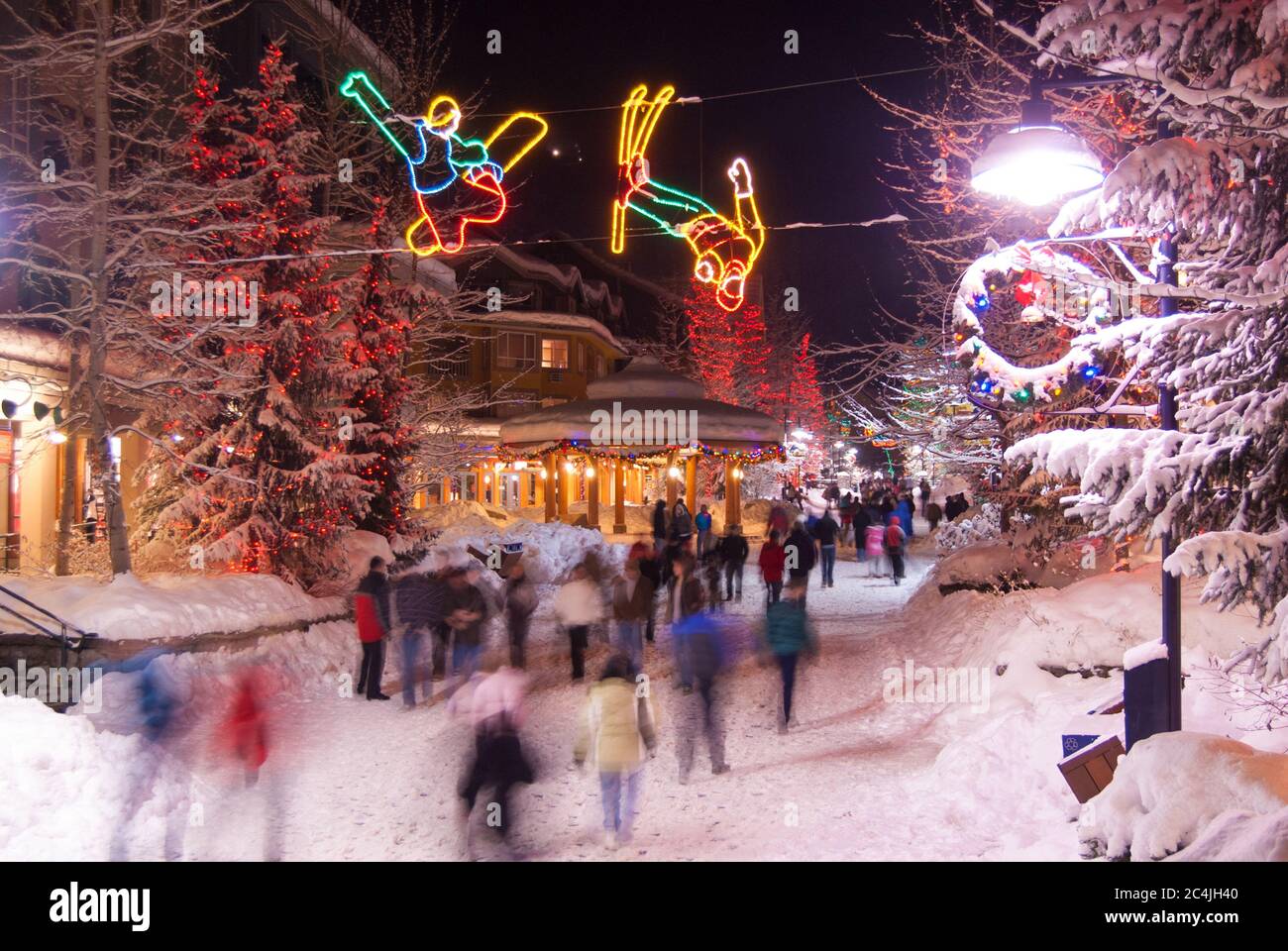 Whistler, BC, Kanada: Whistlers fußgängerfreundliches Dorf Spaziergang während der Weihnachtszeit - Stock Photo Stockfoto