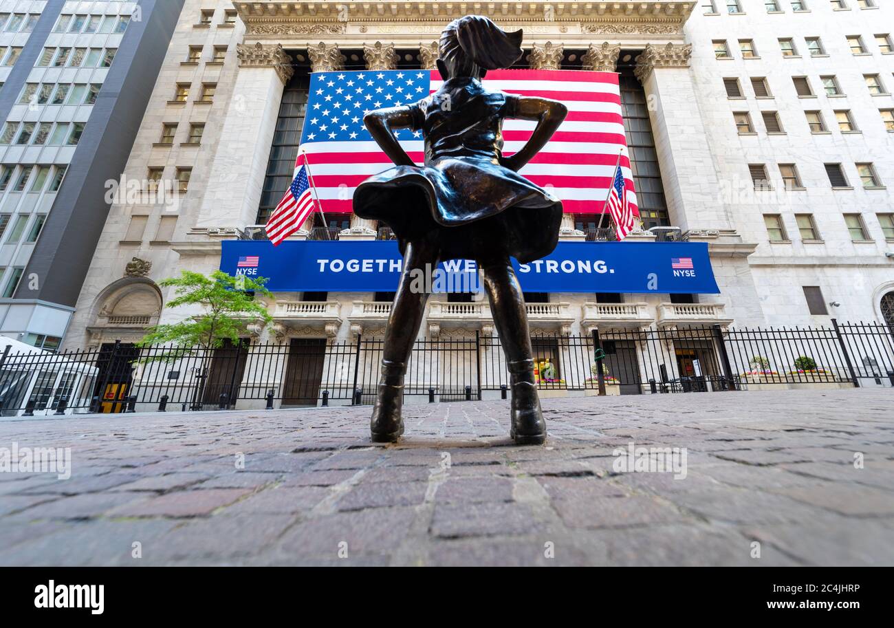 Manhattan, New York, USA - 31. Mai, Tag 2020: Rückansicht der Bronzestatue - Fearless girl, looking up at the New York Stock Exchange Building on Broad Stockfoto