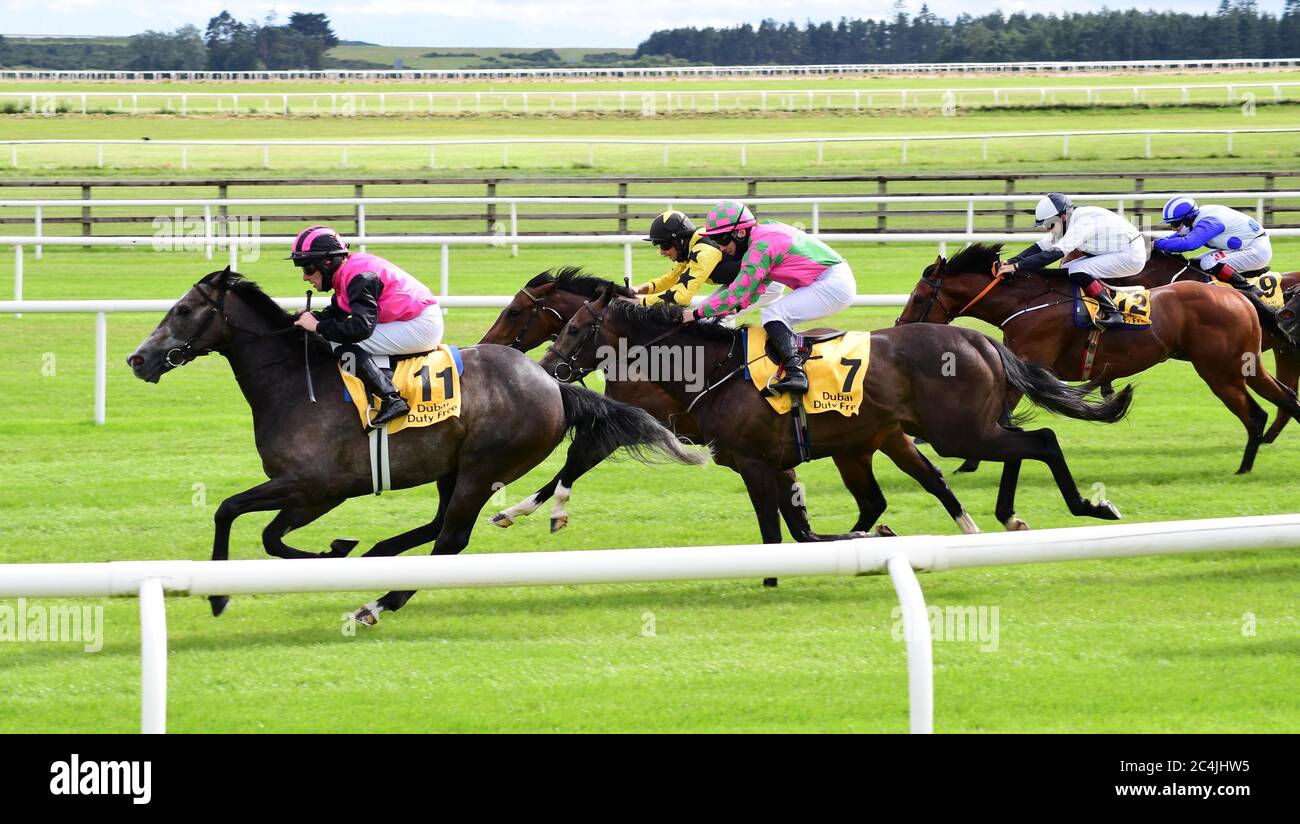 Big Gossey von Michael Hussey (links) gewinnt die Dubai Duty Free Tennis Championships Handicap auf der Curragh Racecourse. Stockfoto
