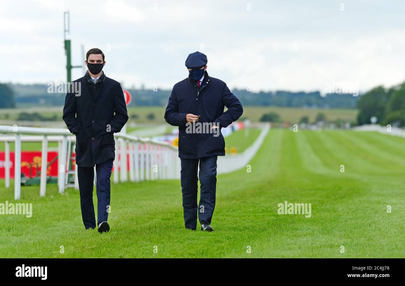 Trainer Donnacha (links) und Aidan O'Brien gehen auf der Curragh Racecourse auf den Spuren. Stockfoto