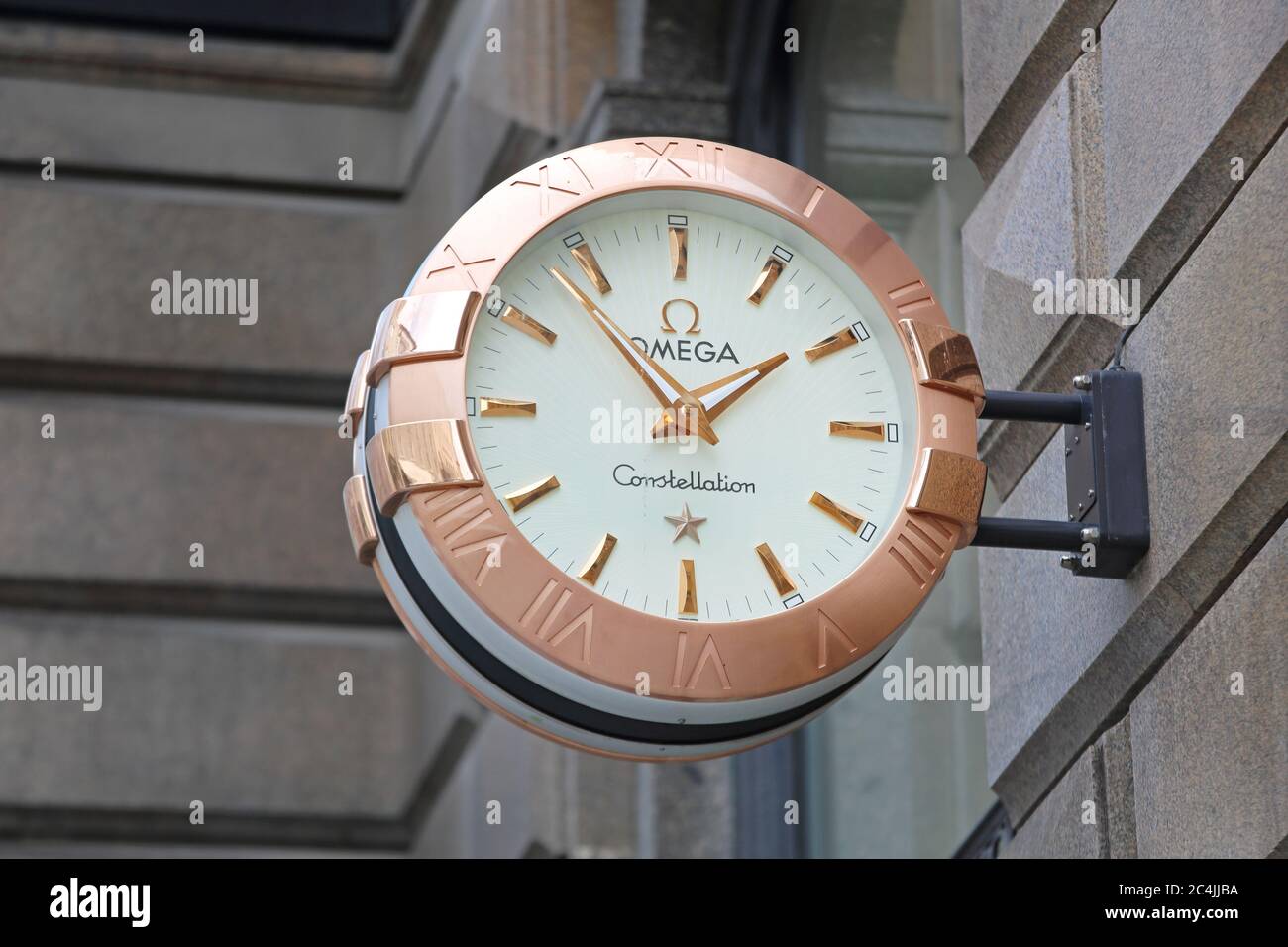 Wien, Österreich - 12. Juli 2015: Omega Constellation Uhrenschild mit Kupfer am Bau in Wien, Österreich. Stockfoto