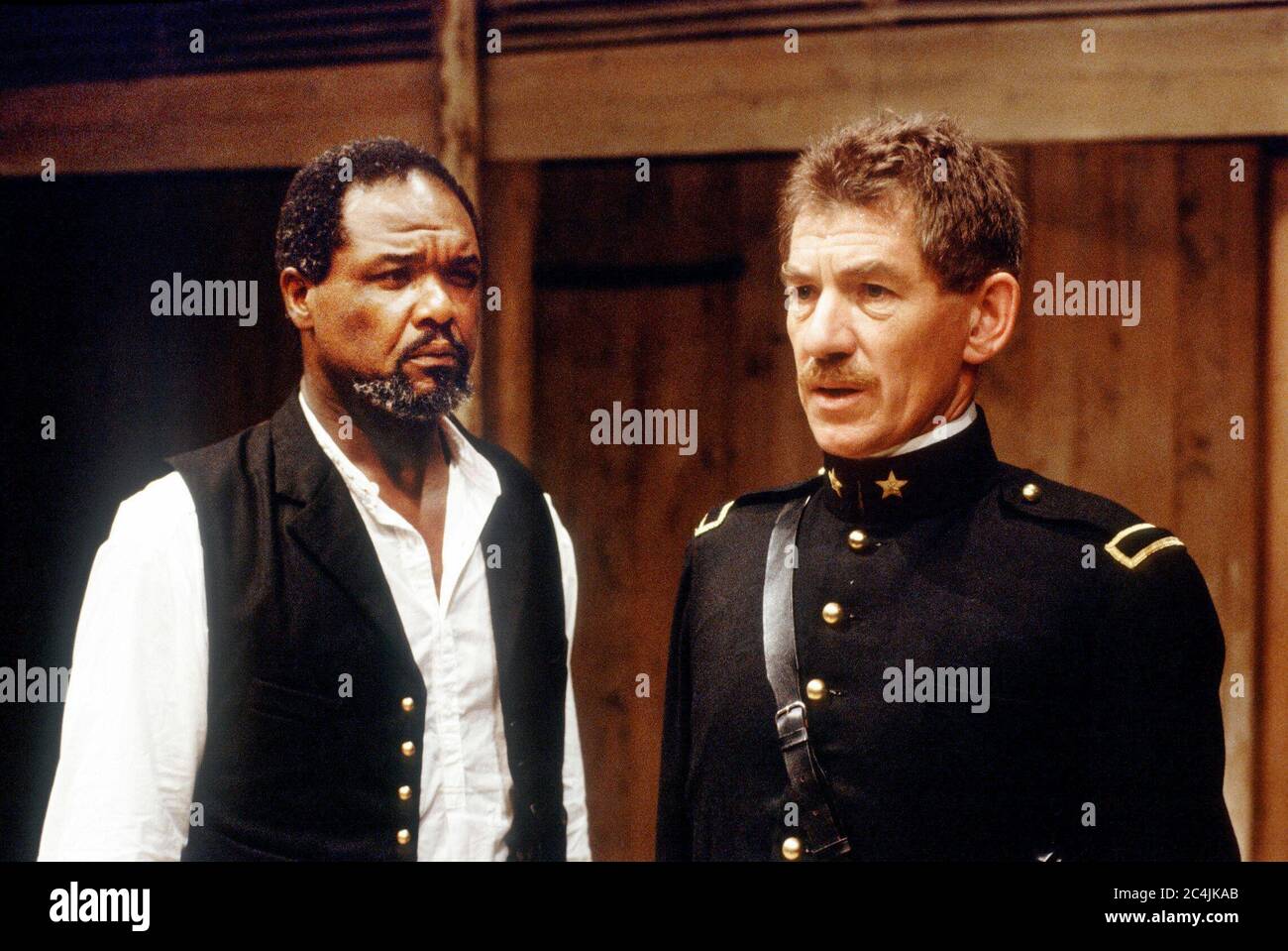 l-r: Willard White (Othello), Ian McKellen (Iago) in OTHELLO von Shakespeare bei der Royal Shakespeare Company (RSC), The Other Place, Stratford-upon-Avon 24/08/1989 Musik: Guy Woolfenden Design: Bob Crowley Beleuchtung: Chris Parry Kämpfe: Malcolm Ranson Regie: Trevor Nunn Stockfoto