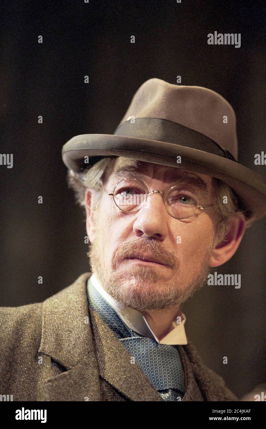 Ian McKellen (Dr. Dorn) in THE SEAGULL von Anton Tschechov im Courtyard Theatre, West Yorkshire Playhouse, Leeds, England 09/11/1998 Englische Version von Tom Stoppard Design: Robert Innes Hopkins Beleuchtung: Peter Mumford Regie: Jude Kelly Stockfoto