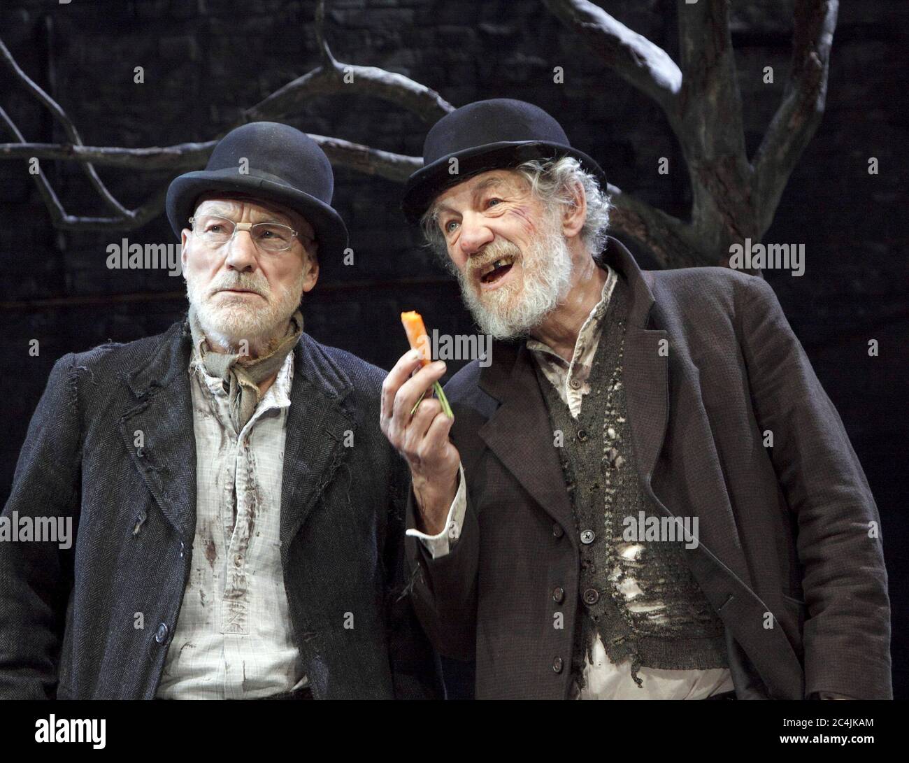 l-r: Patrick Stewart (Vladimir), Ian McKellen (Estragon) in WAITING FOR GODOT von Samuel Beckett im Theatre Royal Haymarket, London SW1 06/05/2009 Design: Stephen Brimson Lewis Beleuchtung: Paul Pyant Regie: Sean Mathias Stockfoto