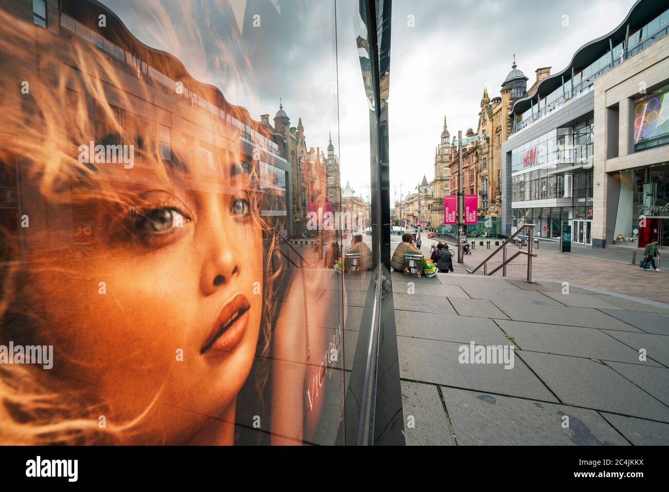 Glasgow, Schottland, Großbritannien. 27. Juni 2020. Spiegelung im Schaufenster des Buchanan Street Einkaufsviertels im Stadtzentrum von Glasgow. Die Geschäfte bereiten sich auf die Wiedereröffnung am Montag, den 29. Juni nach den Covid-19-Sperrbeschränkungen vor. Iain Masterton/Alamy Live News. Stockfoto