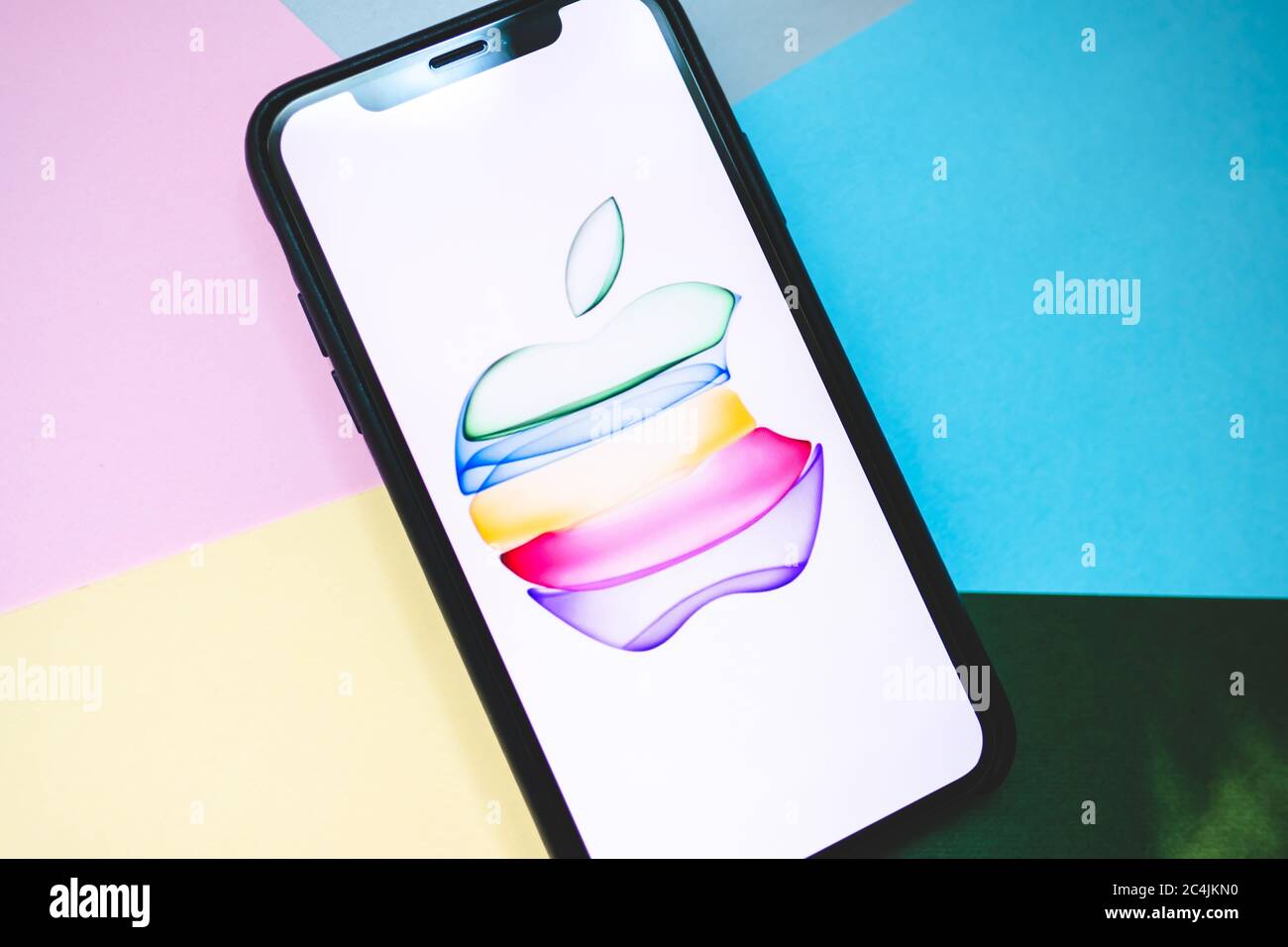 IPhone X mit Apple Special Event Logo 2019 auf dem Bildschirm. Stockfoto