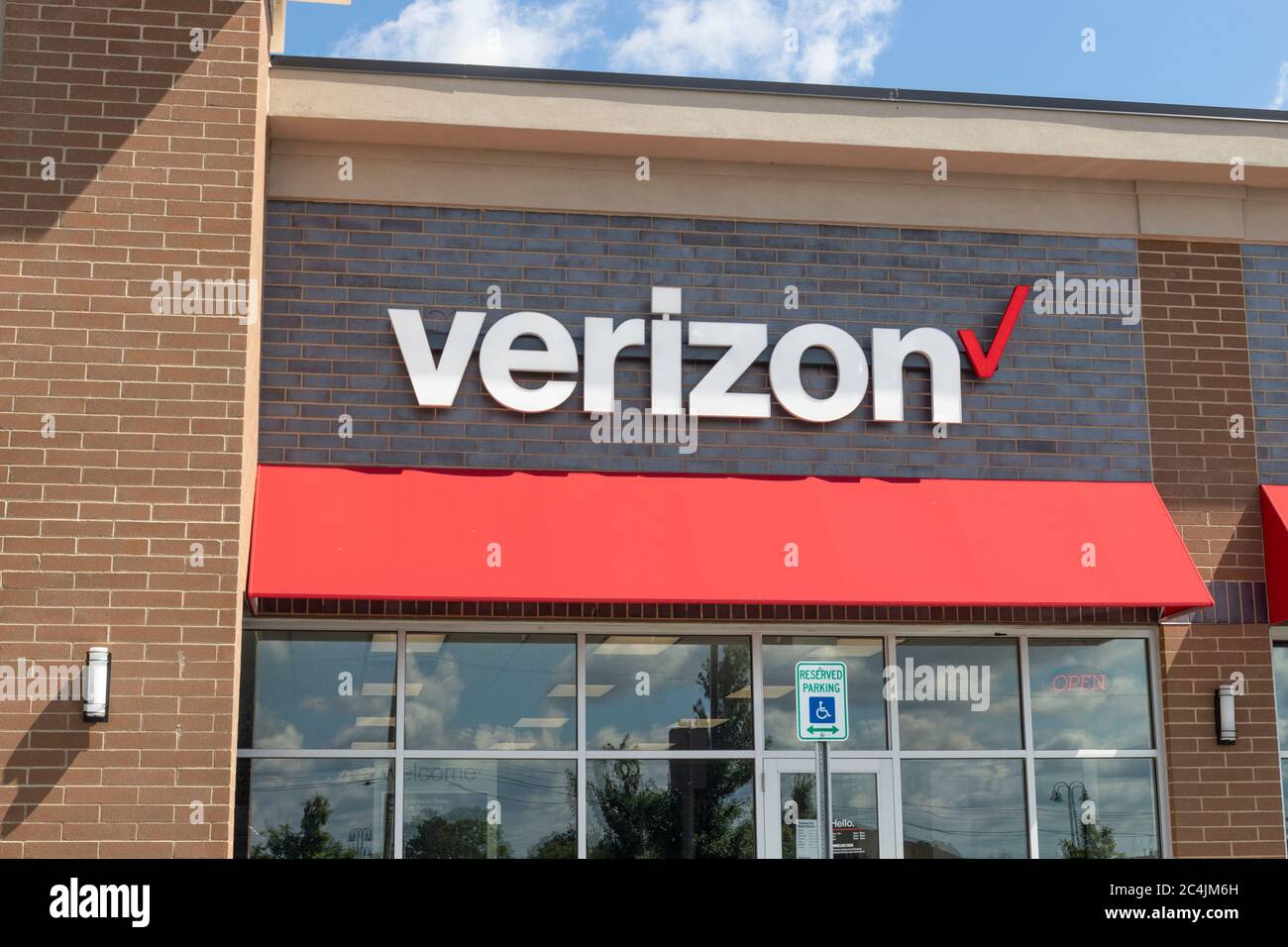 Westfield - Circa Juni 2020: Verizon Wireless Retail Location. Verizon liefert drahtlose Glasfaserverbindungen mit hoher Kapazität und 5G-Kommunikation. Stockfoto