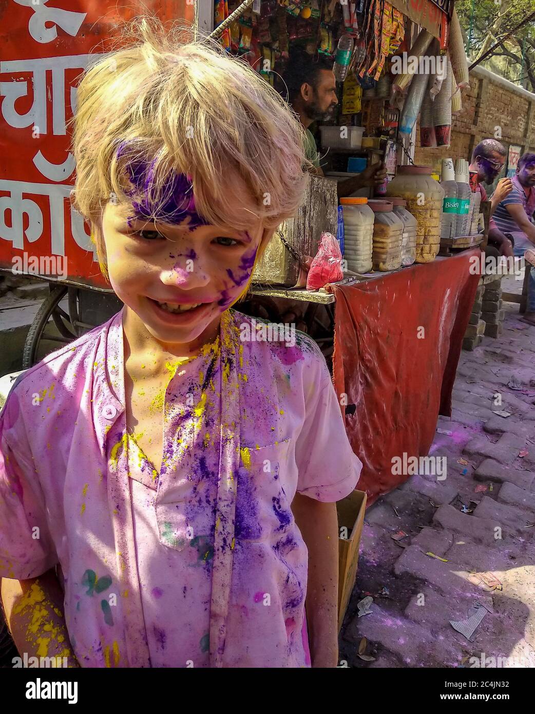 Mathura Vrindavan, Uttar Pradesh, Indien; 21-März-2019; kaukasischer Junge, der Holi genießt Stockfoto