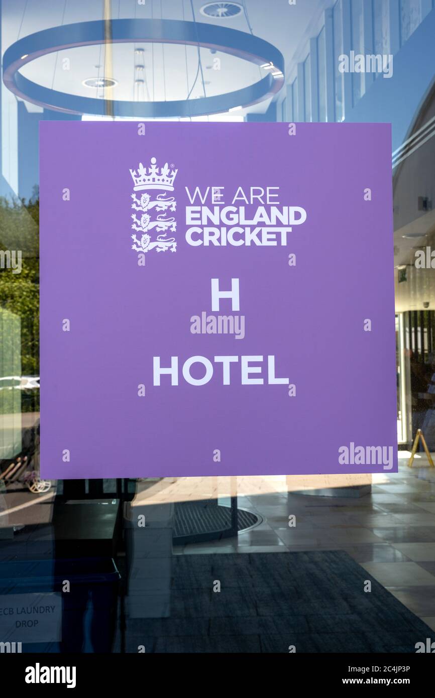 Wir sind England Cricket - Zeichen am Ageas Bowl Hilton Hotel nach Vereinbarungen für internationale Cricket während der Covid-19 Ausbruch. Stockfoto