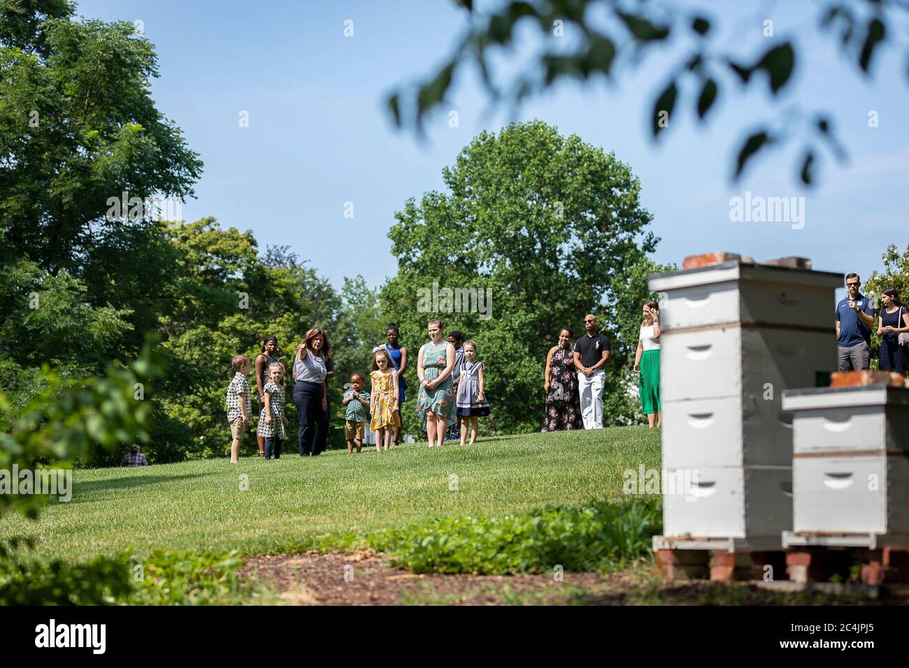 Washington, Vereinigte Staaten Von Amerika. Juni 2020. Zweite Lady Karen Pence gibt Militärfamilien eine Tour durch die Bienenstöcke und die Gärten der Vice PresidentÕs Residence in Washington, DC Dienstag, 23. Juni 2020, anlässlich der National Pollinator Week People: Zweite Lady Karen Pence Credit: Storms Media Group/Alamy Live News Stockfoto